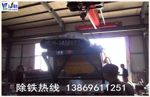2.香蕉视频色版磁电专业生产各种设备 香蕉视频在线网址,湿式磁选机,赤铁矿磁选机,褐铁矿磁选机,镜铁矿磁选机,锰矿磁选机等.拥有精良的加工设备,雄厚的科研力量,先进的工艺编排和现代化的管理,是磁选机设备定点生产企业.香蕉视频色版为客户提供优质的售前技术服务,认真介绍各种设备的技术特点.要求及用途,为客户提供详尽的设备配置和合理的报价,在保证质量的前提下尽量降低客户的投资成本.我厂有各类小型磁选机试验设备,可为用户免费做选矿试验.